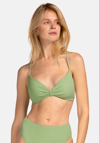 Zielony teksturowany stanik bikini z cienkimi ramiączkami, z detalem skrętu z przodu. Koordynuje z pasującym do niego wysokim bikini.