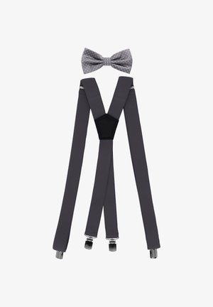 Graue Hosenträger mit strukturierter Oberfläche und verstellbaren Clips, kombiniert mit einer grauen Fliege mit weißen Punkten.