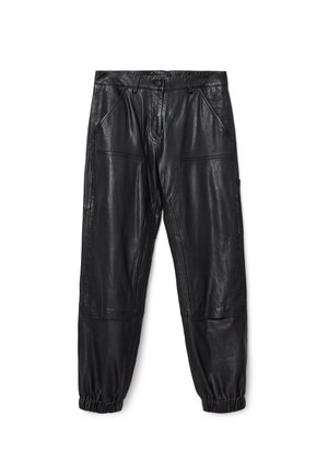 Pantaloni jogger neri in similpelle con polsini elasticizzati, tasche frontali e laterali, e dettagli di pannelli cuciti.
