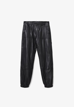 Pantaloni jogger neri in similpelle con polsini elasticizzati, tasche frontali e laterali, e dettagli di pannelli cuciti.