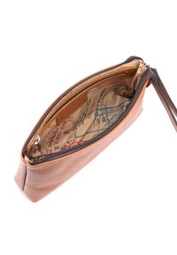 Brun läderpåse med dragkedjeslutning, med en strukturerad utsida och ett mönstrat tygfoder som visar frimärken och illustrationer.