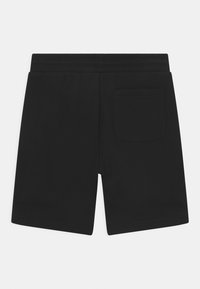 Černé šortky s hladkým povrchem, elastickým pasem a jednou zadní kapsou. Design je jednoduchý a neozdobený, s rovnými nohavicemi.