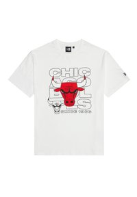 Bijela pamučna majica s grafikom crvene krave i tekstom "CHICAGO BULLS" u crnoj boji, s "SINCE 1966" ispod u sivoj boji. Kratki rukavi.