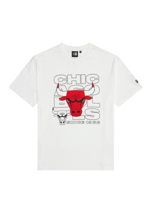 Weißes Baumwoll-T-Shirt mit einem roten Bullen-Grafik und dem Text "CHICAGO BULLS" in Schwarz, mit "SINCE 1966" darunter in Grau. Kurze Ärmel.