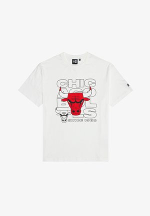 Weißes Baumwoll-T-Shirt mit einem roten Bullen-Grafik und dem Text "CHICAGO BULLS" in Schwarz, mit "SINCE 1966" darunter in Grau. Kurze Ärmel.