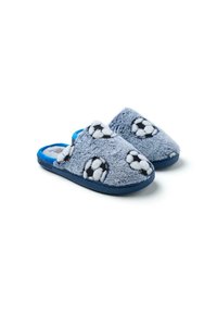 Pantuflas grises esponjosas con suelas azules, que presentan un patrón de pelotas de fútbol en blanco y negro en la parte superior. Textura suave con un diseño cerrado.
