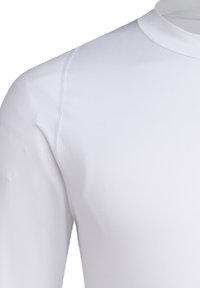 Weißes Langarmshirt aus glattem, leichtem Stoff. Verfügt über einen Rundhalsausschnitt und flache Nähte, die für einen taillierten Look sorgen.