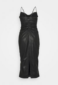 Svart läderklänning med en rynkad design, tunna justerbara axelremmar, djup V-ringning och en framficka för extra detalj.