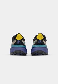 HOKA CHALLENGER 7 - Løpesko for mark - oatmeal/mountain iris