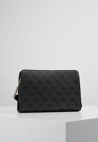 Sort faux lædertaske med prægning, rektangulær form og kæde rem i sølvfarve. Glat tekstur med lynlås lukning.