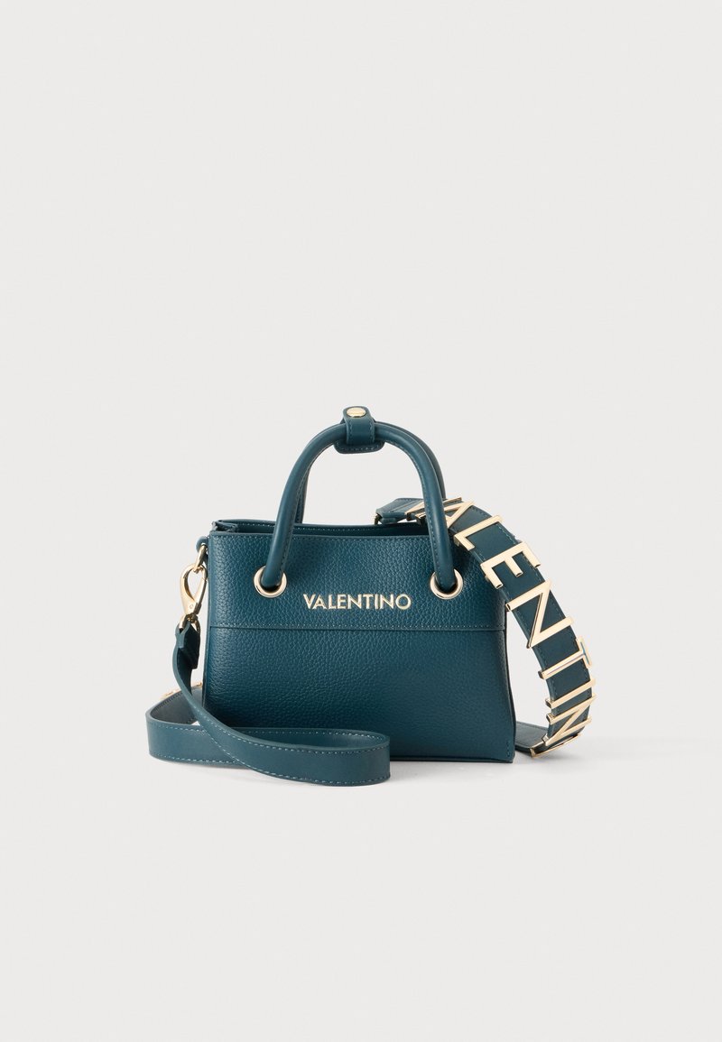Μικρή τυρκουάζ δερμάτινη τσάντα Valentino με πάνω χερούλια, αποσπώμενο ιμάντα και μεγάλα χρυσά γράμματα σε επιπλέον φαρδιά λουριά.