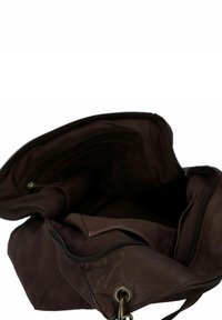 Borsa a mano in pelle marrone con una texture morbida, dotata di una tasca interna con zip e un'apertura spaziosa.