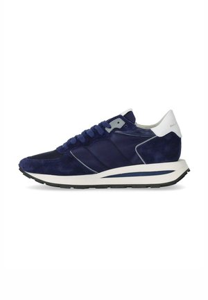Sneaker blu navy realizzati in materiali scamosciati e mesh, punta rotonda, dettagli bianchi a contrasto e suola in gomma testurizzata.
