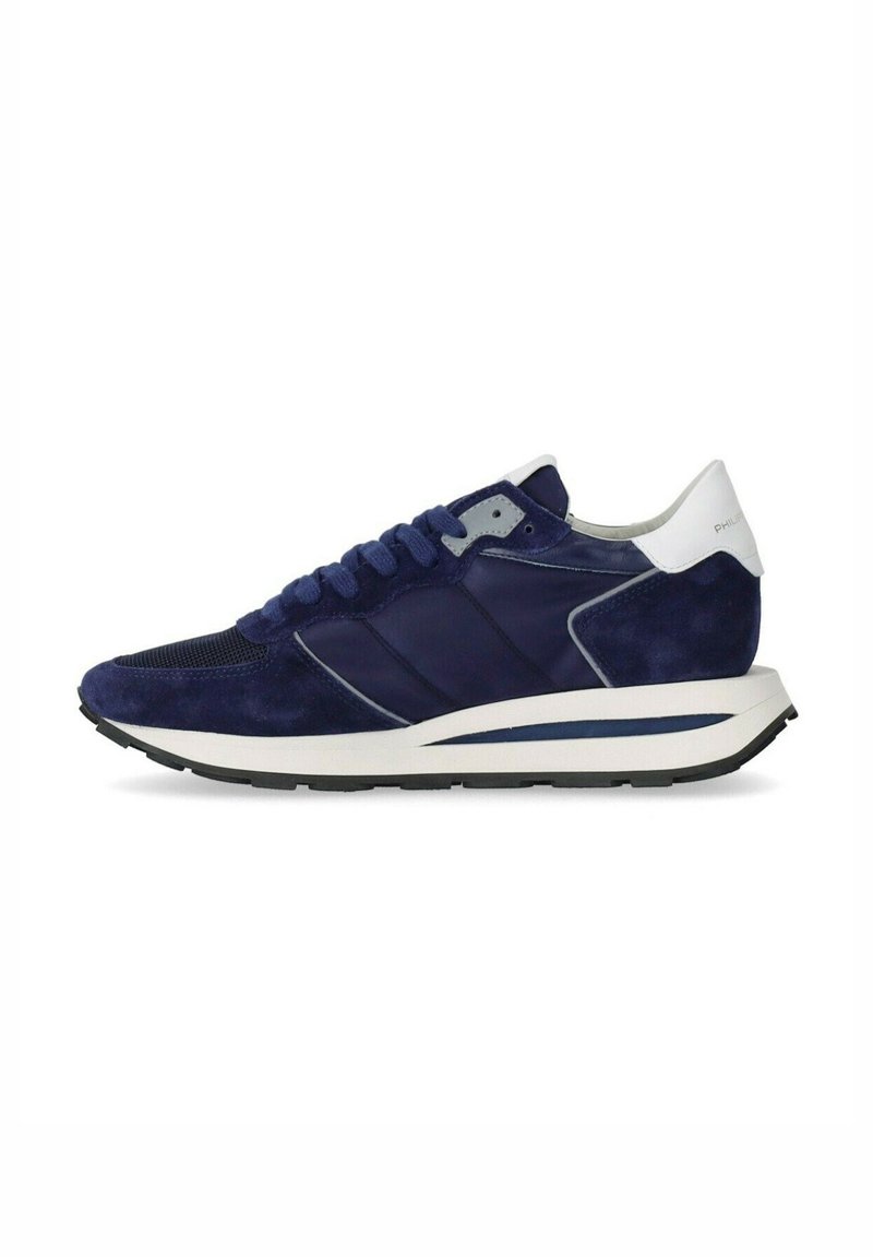 Sneaker blu navy realizzati in materiali scamosciati e mesh, punta rotonda, dettagli bianchi a contrasto e suola in gomma testurizzata.