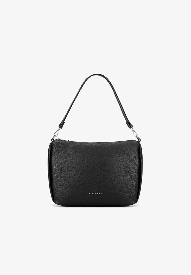 Czarna skórzana torebka o gładkiej fakturze, prostokątnym kształcie, z jedną górną rączką i srebrnymi akcesoriami z nazwą marki "WITTCHEN."