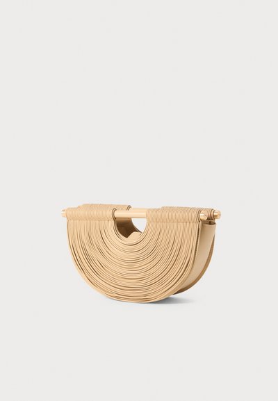 Geantă bej în formă de jumătate de lună, cu un design stratificat și curbat. Fabricată dintr-un material neted, având un mâner rotund și linii curate.