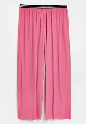 Pantalones rosa de pierna ancha con un diseño texturizado y plisado. Cuentan con una cintura elástica a rayas en blanco y negro para un ajuste seguro.