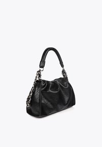 Schwarze Lederhandtasche mit strukturiertem Finish und geflochtenem Henkel, ausgestattet mit einem silbernen Kettenriemen für vielseitige Trageoptionen.