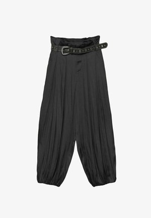 Schwarz plissierte, hoch taillierte Hosen mit gesammelten Bündchen und einem schwarzen Gürtel mit silbernen Ösen und einer rechteckigen Schnalle.