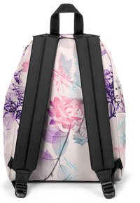 Ryggsäck med ett blommönster i rosa, lila och blått på en ljus bakgrund; har svarta vadderade axelremmar och ett handtag upptill.