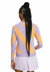 Pull rayé violet et orange, avec manches longues, ourlet côtelé et un motif arrière avec des blocs de couleur diagonaux. Texture en maille douce.