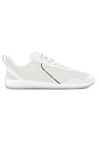Weißes Mesh-Sneaker mit strukturiertem Design, ausgestattet mit einem schwarzen Logo und Akzenten, runder Zehenpartie und Gummisohle. Schlichtes, sportliches Aussehen.