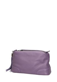 Borsetta in pelle viola con finitura testurizzata, chiusura con zip e dettagli in nappina sui lati. Forma rettangolare compatta con dettagli cuciti.