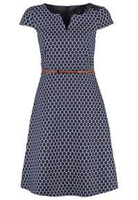 Vestido de marinero con lunares blancos, manga corta y escote en V. Presenta una cintura ajustada con un cinturón marrón en contraste y una falda acampanada.