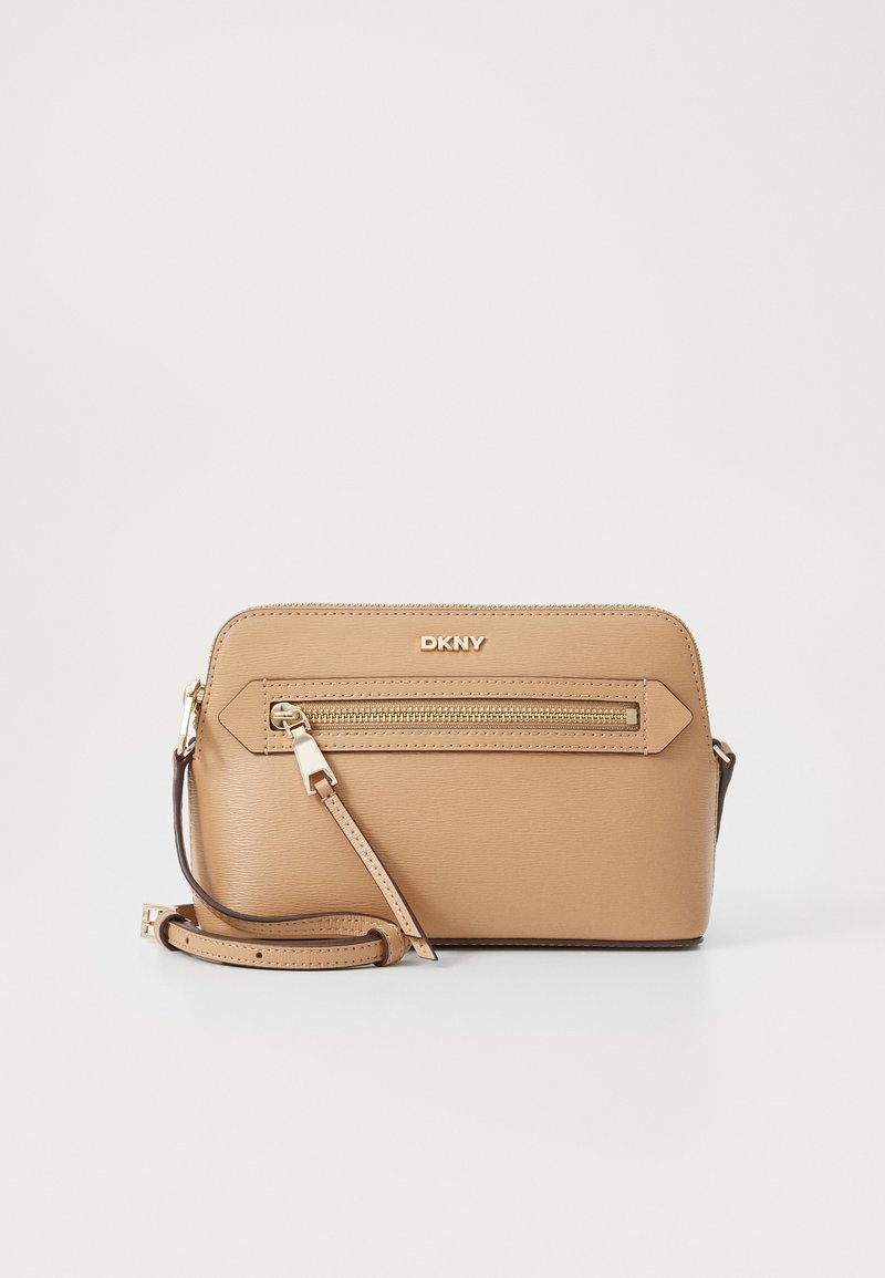 Borsa a tracolla in pelle marrone chiaro con superficie texturizzata, dotata di tasca frontale con zip, accessori in oro e tracolla regolabile.
