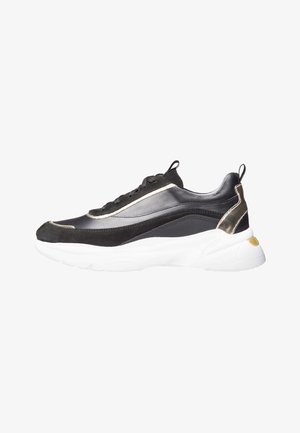 Baskets noires et grises avec un dessus en cuir suédé et en cuir, semelle en caoutchouc blanche, accents dorés et un section médiane en tissu texturé.