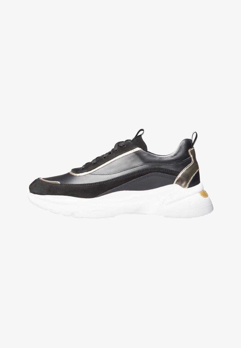 Baskets noires et grises avec un dessus en cuir suédé et en cuir, semelle en caoutchouc blanche, accents dorés et un section médiane en tissu texturé.