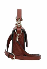 Kleine rechthoekige handtas van getextureerd roodbruin leer, met zilveren beslag, een afneembare riem en een afgeronde bovenhandgreep.