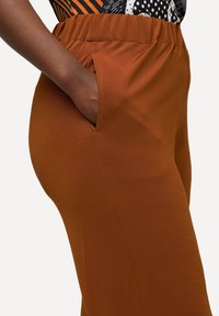 Ulla Popken LARGE TAILLE ÉLASTIQUE - Shorts - cognac