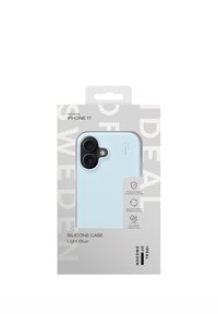 Custodia per iPhone 17 in silicone azzurro chiaro, confezionata in scatola grigia con etichetta "Ideal of Sweden" e icone che indicano materiali protettivi e riciclati.