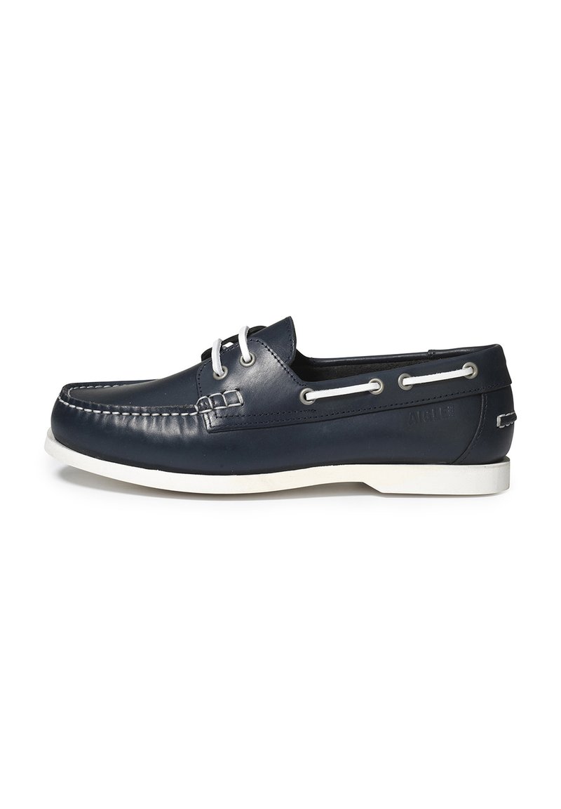 Marineblaue Leder-Bootsschuhe mit weißen Schnürsenkeln und Gummisohle. Merkmale sind eine Nahtdetail und runde Ösen. Glatte Textur, klassisches Design.