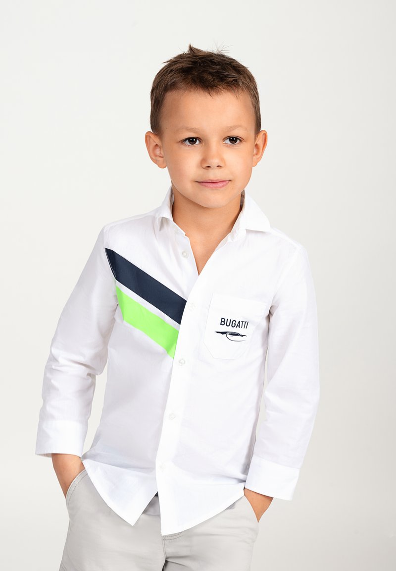 Camicia bianca a maniche lunghe con righe diagonali verdi e navy e un logo sulla tasca. Tessuto in cotone con una superficie liscia e una vestibilità comoda.