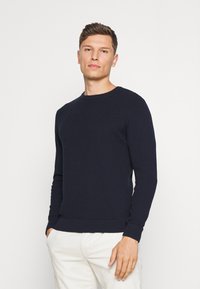 Casual Friday - CFKARLO STRUCTURED CREW NECK - Striktrøje - navy blazer Miniaturebillede 1