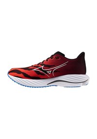 Rote und schwarze Laufschuhe mit Tigerstreifenmuster, leichtem Mesh-Obermaterial, weißer Zwischensohle und blauer Außensohle. Sie zeichnen sich durch ein schlankes Design und Schnürsenkel aus.