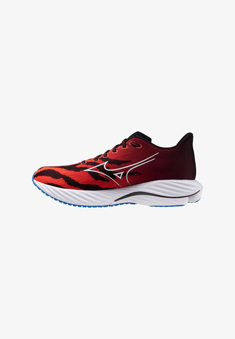 Rote und schwarze Laufschuhe mit Tigerstreifenmuster, leichtem Mesh-Obermaterial, weißer Zwischensohle und blauer Außensohle. Sie zeichnen sich durch ein schlankes Design und Schnürsenkel aus.