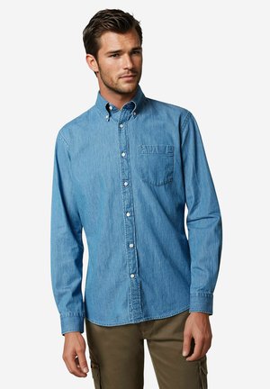 Lichtblauw denim shirt met een button-down kraag, lange mouwen en een zak op de linkerkant van de borst. Zachte textuur en een klassiek pasvorm ontwerp.