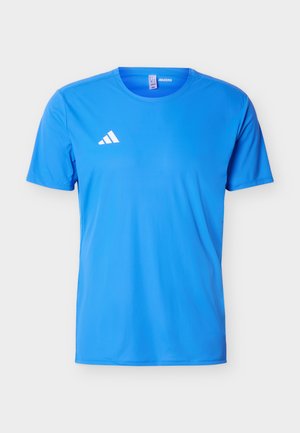 Svetlo modra kratka športna majica z logotipom Adidas na levi strani prsi in napisom "Adizero" na notranji strani ovratnika.