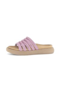 Roze stoffen slide-sandaal met vier gevlochten banden, een zachte gevoerde voetbed en een lichtbruine rubberen zool, met een gladde textuur.