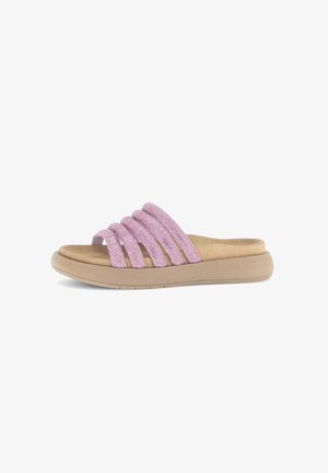 Roze stoffen slide-sandaal met vier gevlochten banden, een zachte gevoerde voetbed en een lichtbruine rubberen zool, met een gladde textuur.