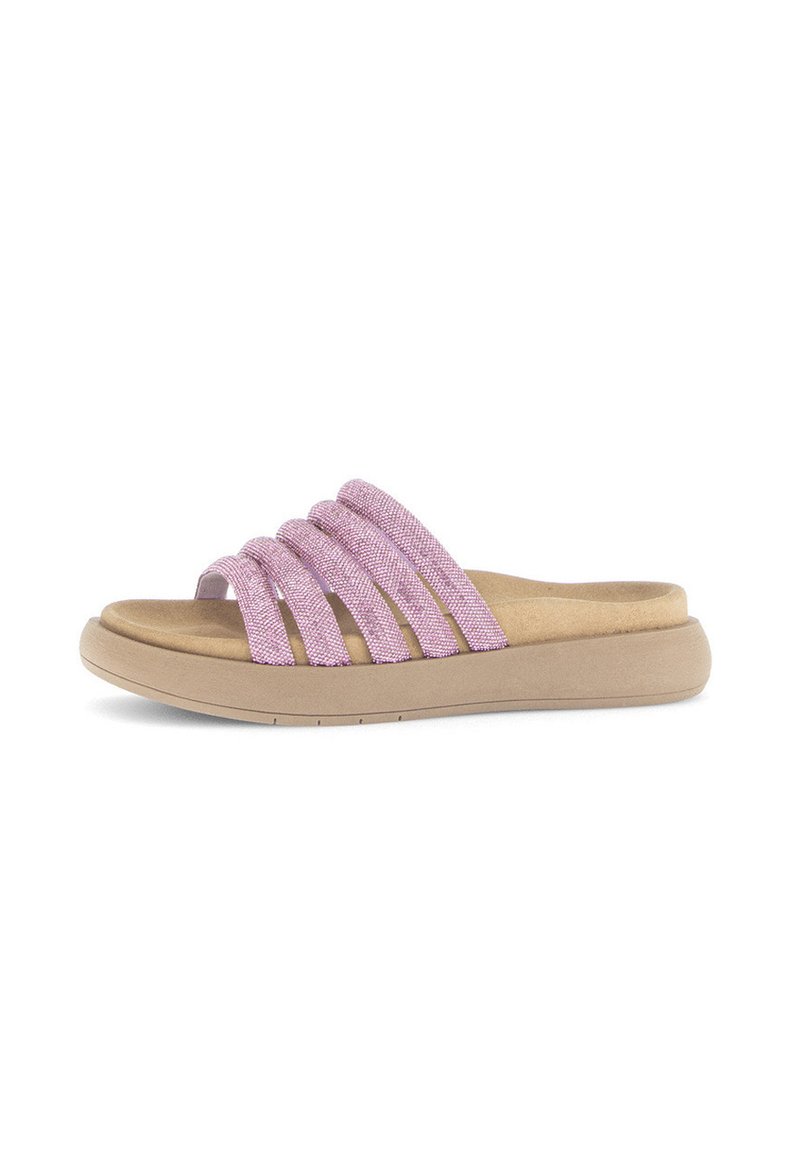 Roze stoffen slide-sandaal met vier gevlochten banden, een zachte gevoerde voetbed en een lichtbruine rubberen zool, met een gladde textuur.