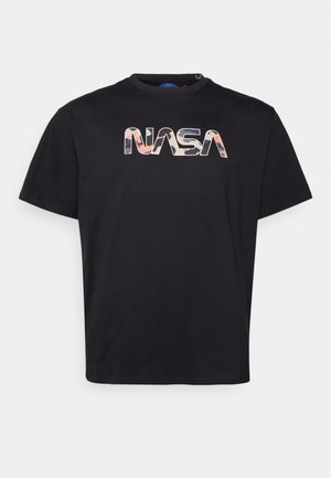 Sort T-shirt med korte ærmer med NASA-logo i flerfarvet camouflagemønster centreret på brystet.