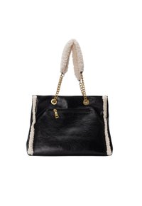 Borsa tote in finta pelle nera con accenti in shearling crema, tracolla in catena dorata e tasca anteriore con zip. Design a forma quadrata.