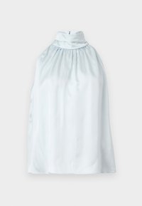 Blouse sans manches en satin bleu clair, avec col montant froncé et fermeture zippée invisible au dos, présentée à plat sur fond blanc.