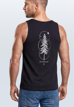 Mann trägt schwarzes ärmelloses Shirt mit weißem Baum- und Vogeldesign und dem Wort "Neverless" auf dem Rücken, kombiniert mit blauen Jeans.
