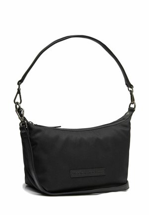 Sac d'épaule en nylon noir avec une forme courbe, une longue bandoulière et une fermeture éclair. Présente une surface texturée et un patch logo rectangulaire.