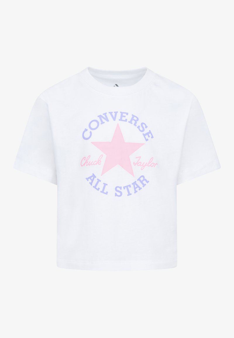 Camiseta de algodón blanca con un gráfico de estrella rosa y el texto "Converse Chuck Taylor All Star" en morado. Mangas cortas y escote redondo.